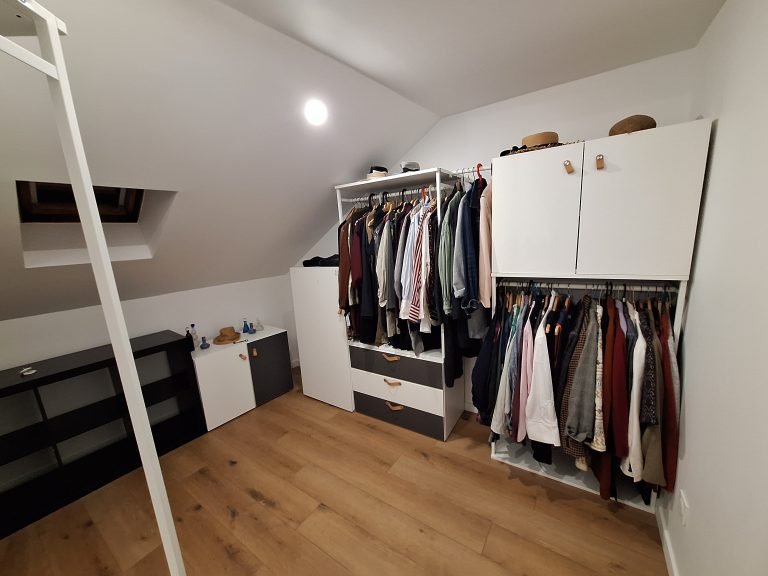 Création d’une chambre avec dressing sur mesure – rénovation intérieure