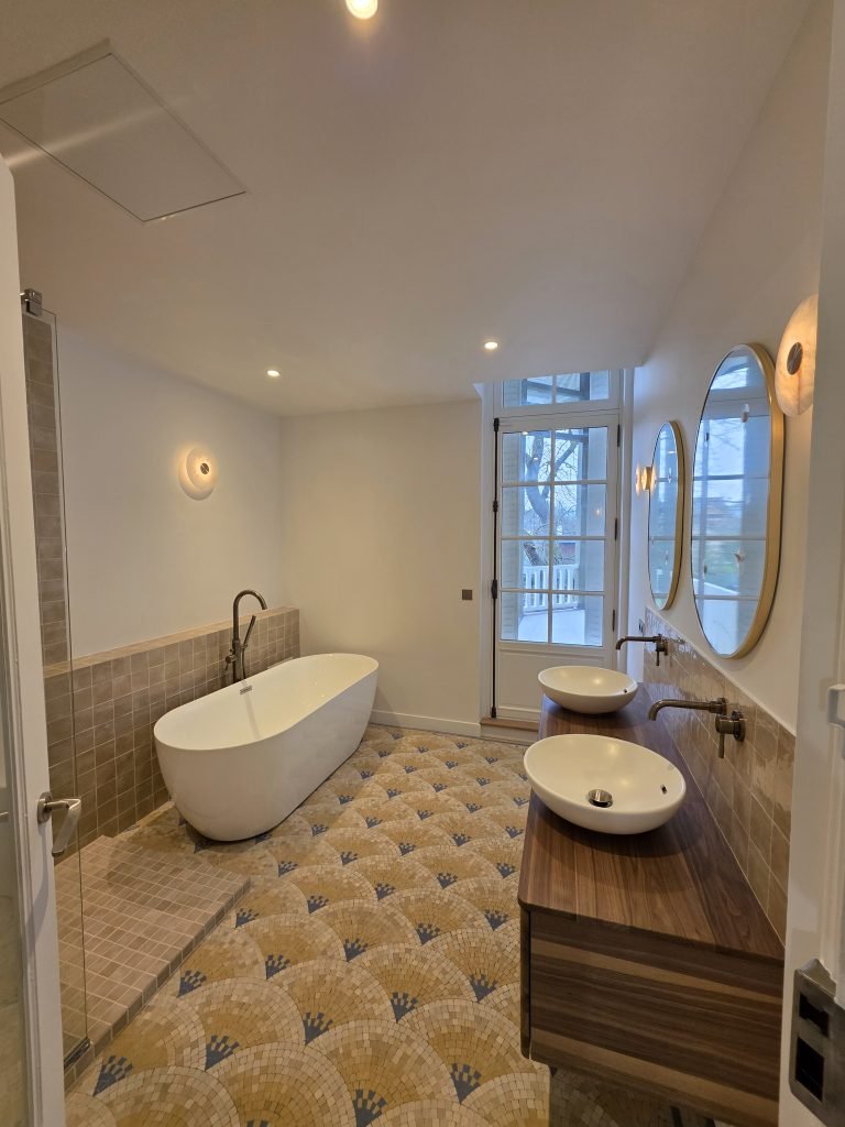 Rénovation intérieure anglo-normande Yvelines (78) salle de bain avec baignoire